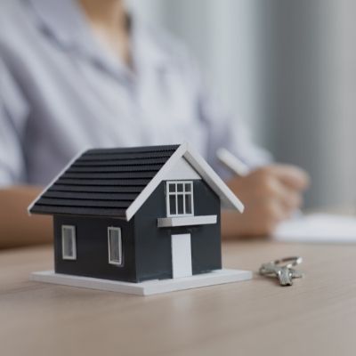 How Falling Rates Unlock Mortgages for Gig Workers in Saskatoon & Regina